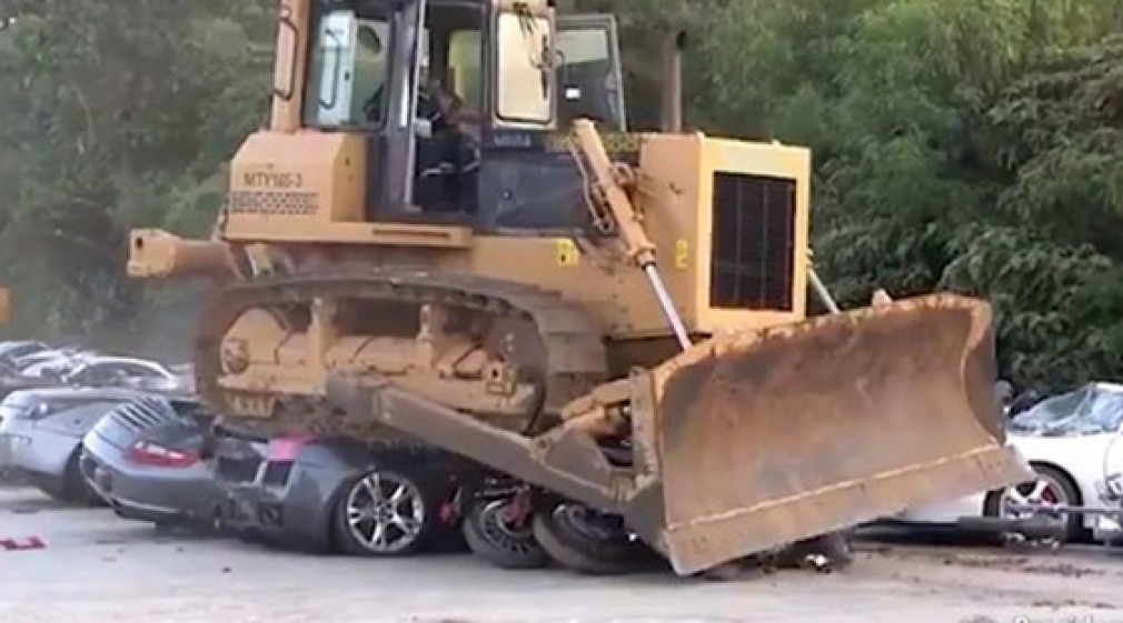 Vehicule de lux în valoare de peste 3,36 milioane de euro, distruse cu buldozerul
