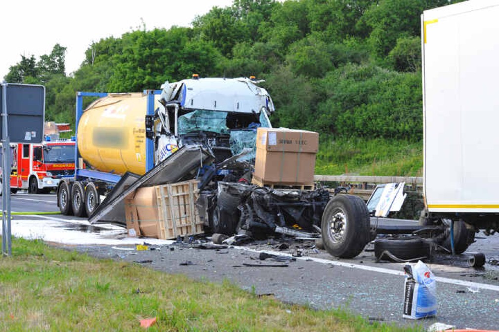 Un șofer român a sărit cu tot cu cabină de pe șasiu, când a lovit un alt camion