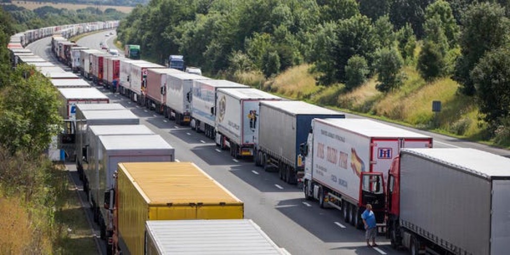 Război total. Marea Britanie amenință cu blocaje în transportul de camioane. UE: nu ne intimidați