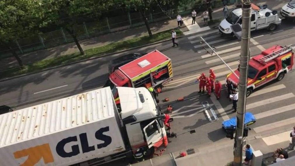 Un bărbat care fugea după tramvai a fost strivit de camion