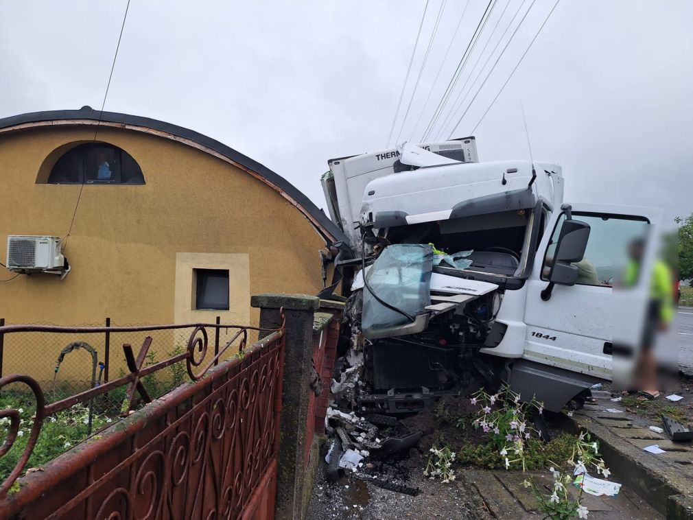 O mașină distrusă complet de camion