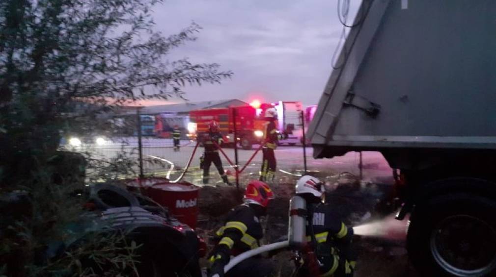 Un camion a luat foc în Vâlcea