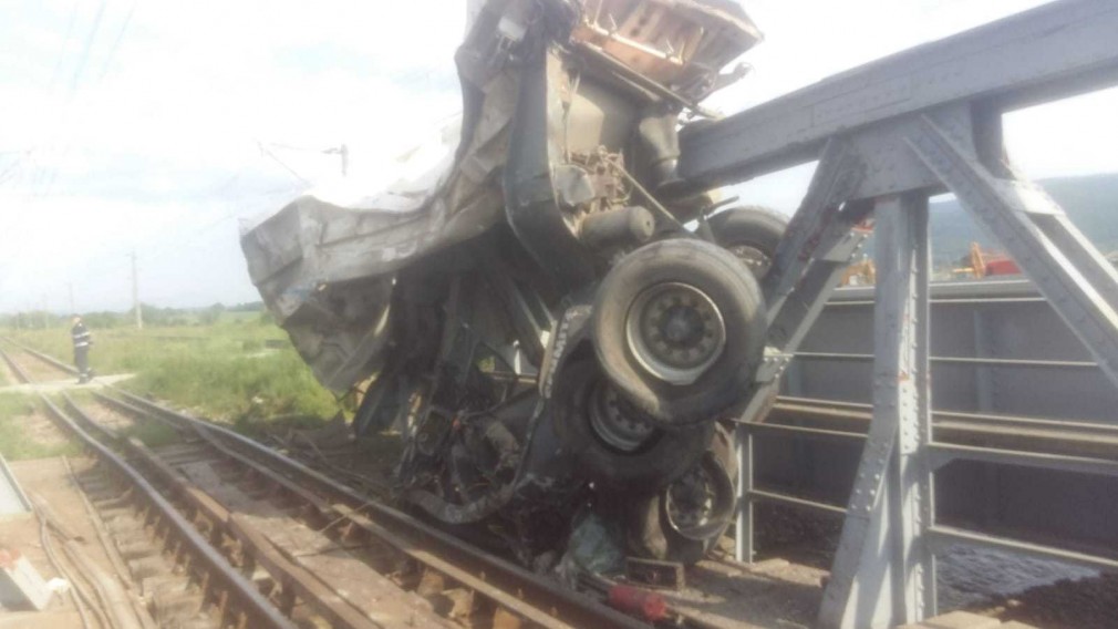 Locomotiva și un vagon au deraiat după ciocnirea cu un TIR
