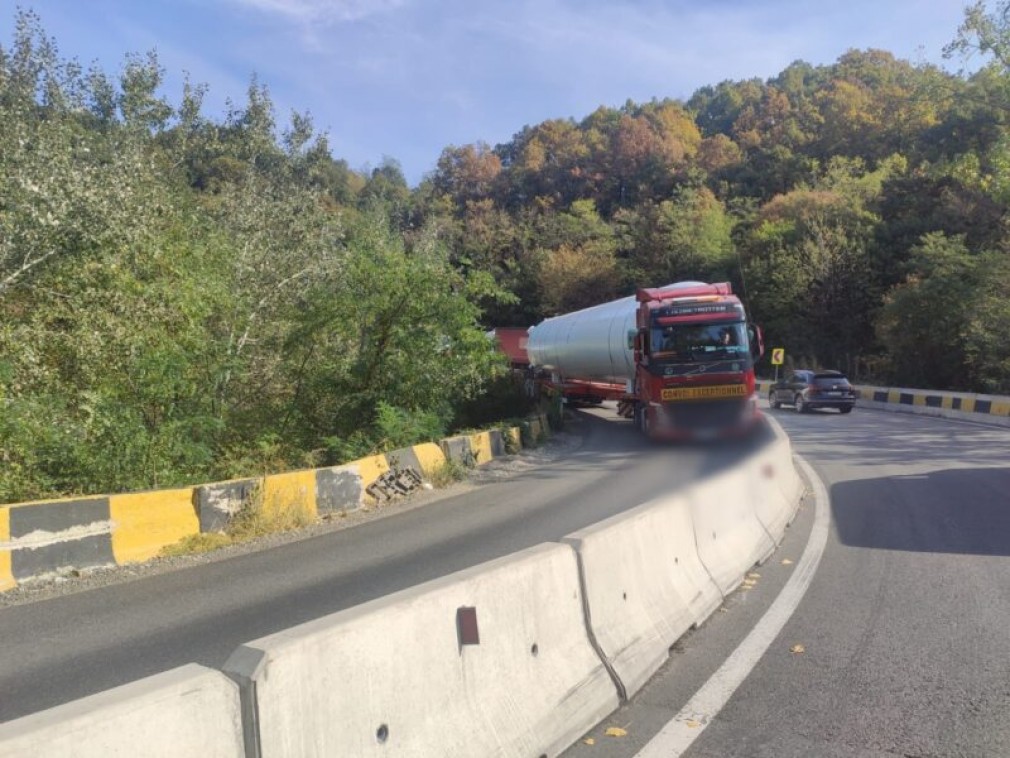Camion agabaritic, blocat între parapeți pe Valea Oltului