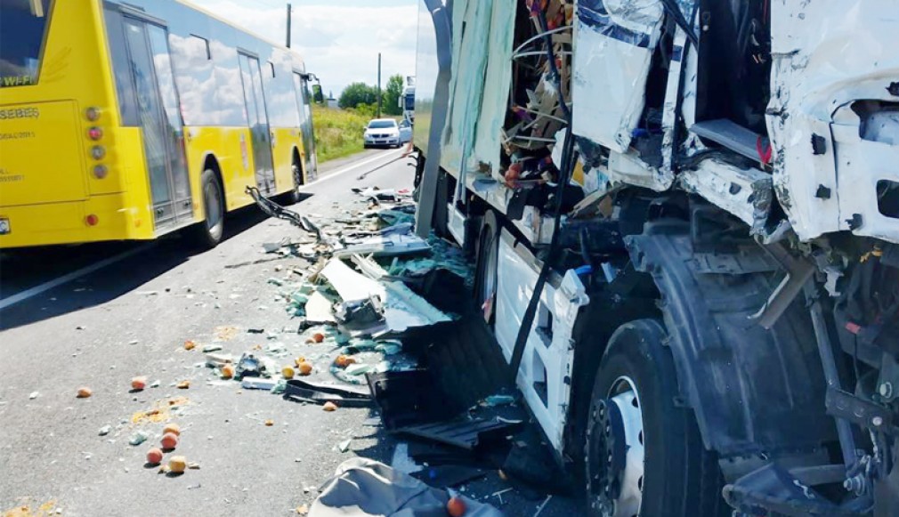Camion răsturnat pe DN6, în Caraș-Severin. Circulație îngreunată