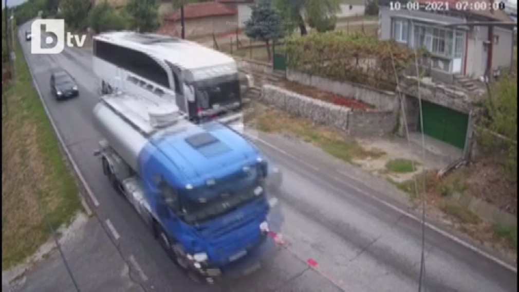 VIDEO. Șofer de autocar depășește în coloană înainte de un accident cu 4 morți