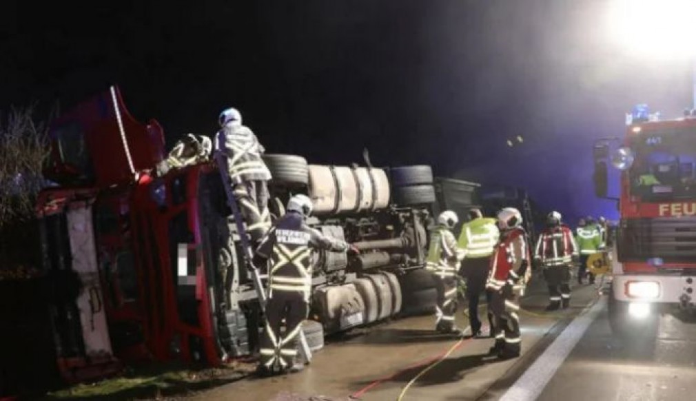 Un șofer român de camion și colegul său, în stare gravă după un grav accident în Germania