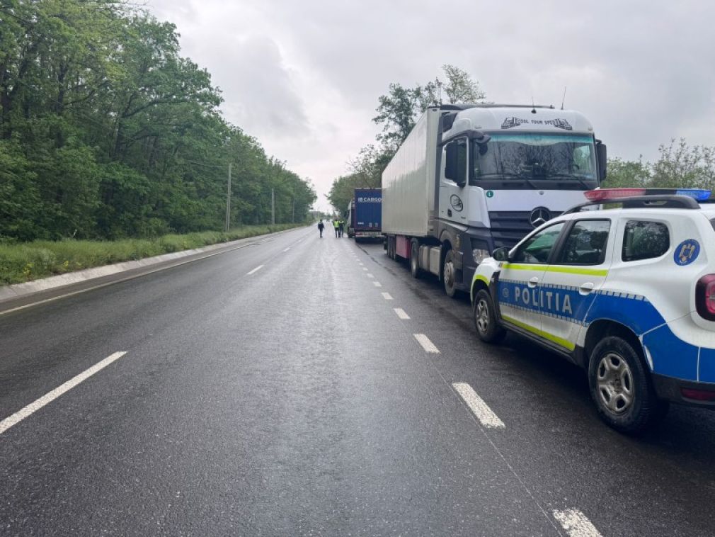 Șofer de camion, forțat de poliție să tragă pe dreapta. NU respecta timpii de condus
