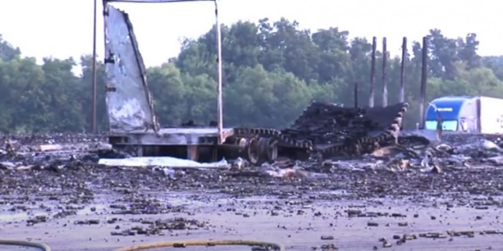 VIDEO Un camion ce transporta 12 tone de parfum a luat foc, apoi a explodat