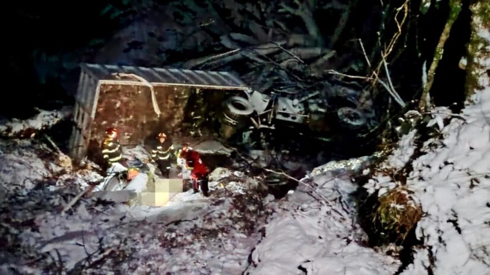 Camion prăbușit într-o râpă de 170 de metri. Doi bărbați au murit