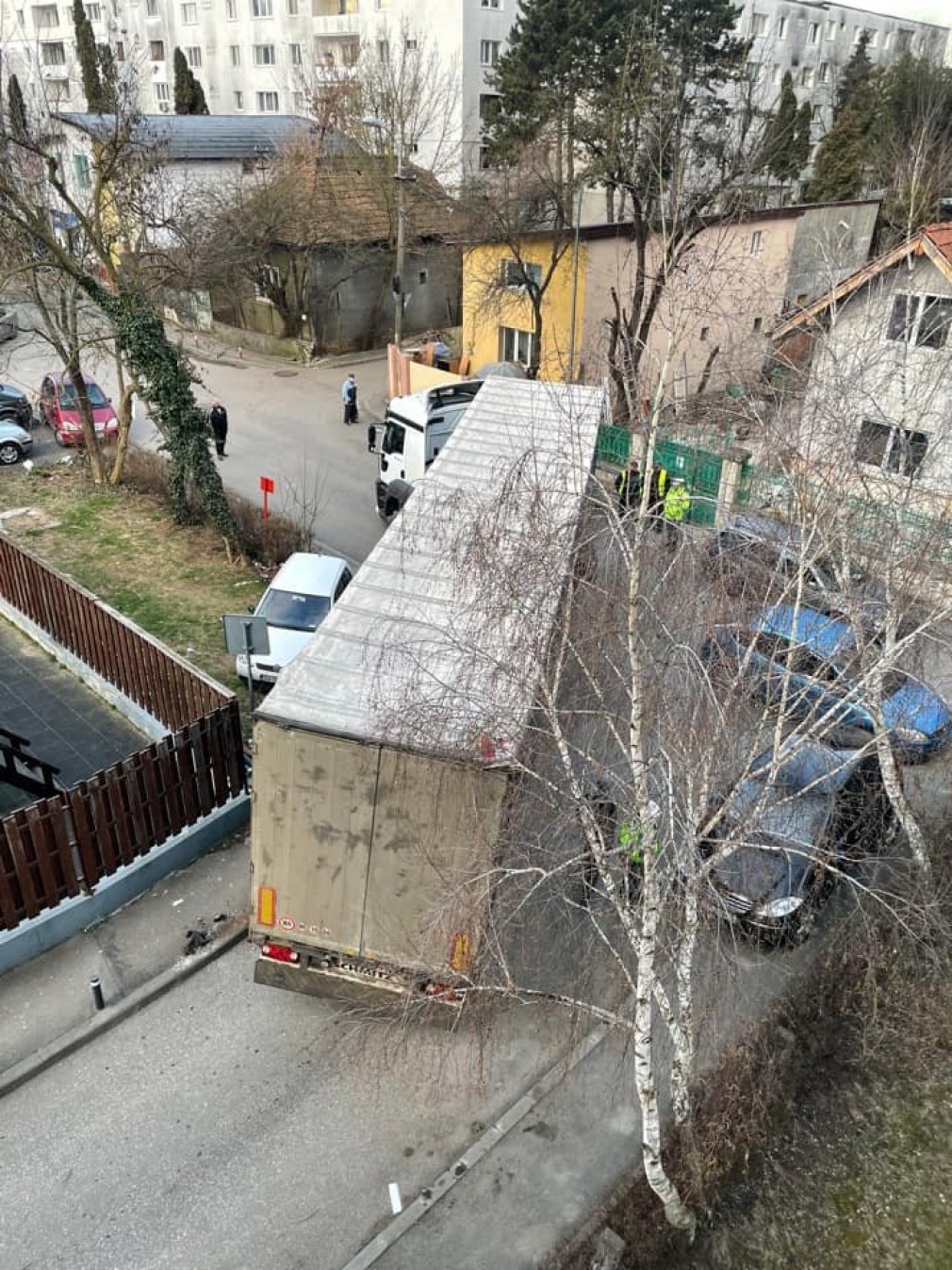 Camion, blocat pe o stradă prea îngustă la Cluj Napoca