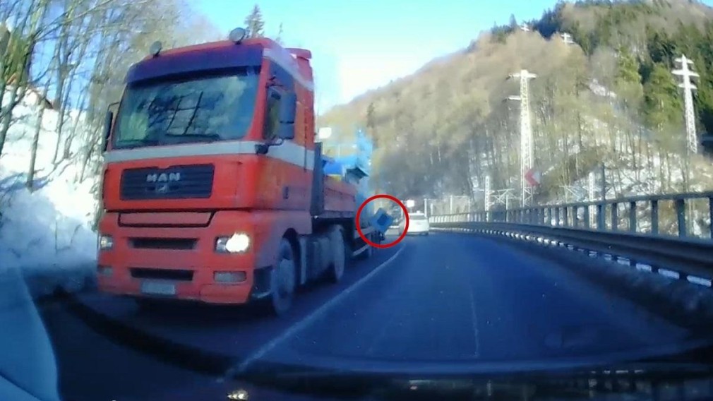 VIDEO O bucată de tablă s-a desprins dintr-un camion şi a lovit o maşină