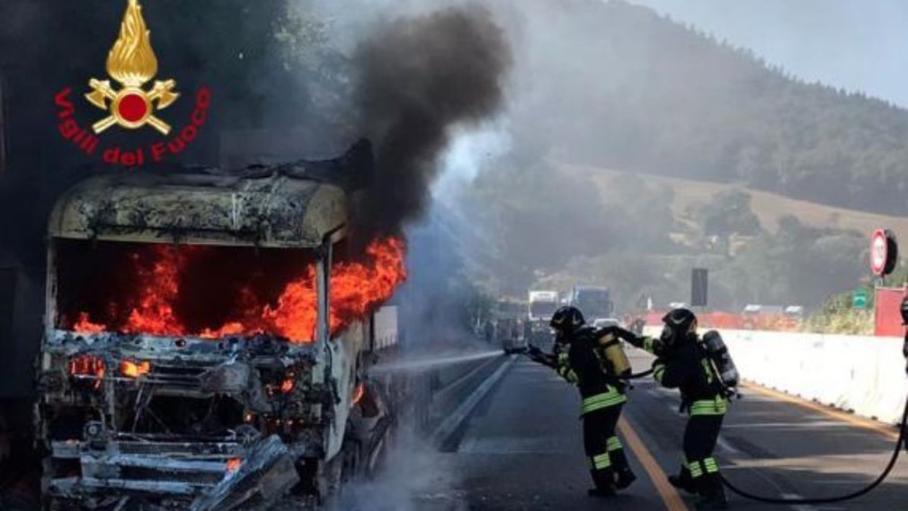 Camion în flăcări. Autostrada blocată pe mulți kilometri