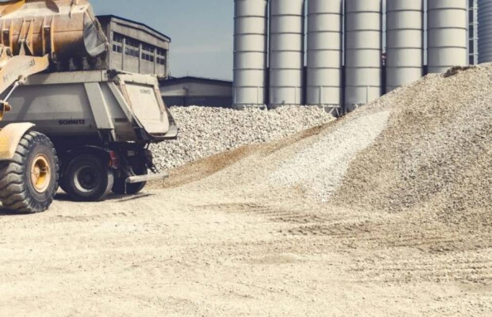 A furat pietriș cu un camion cu care lucra