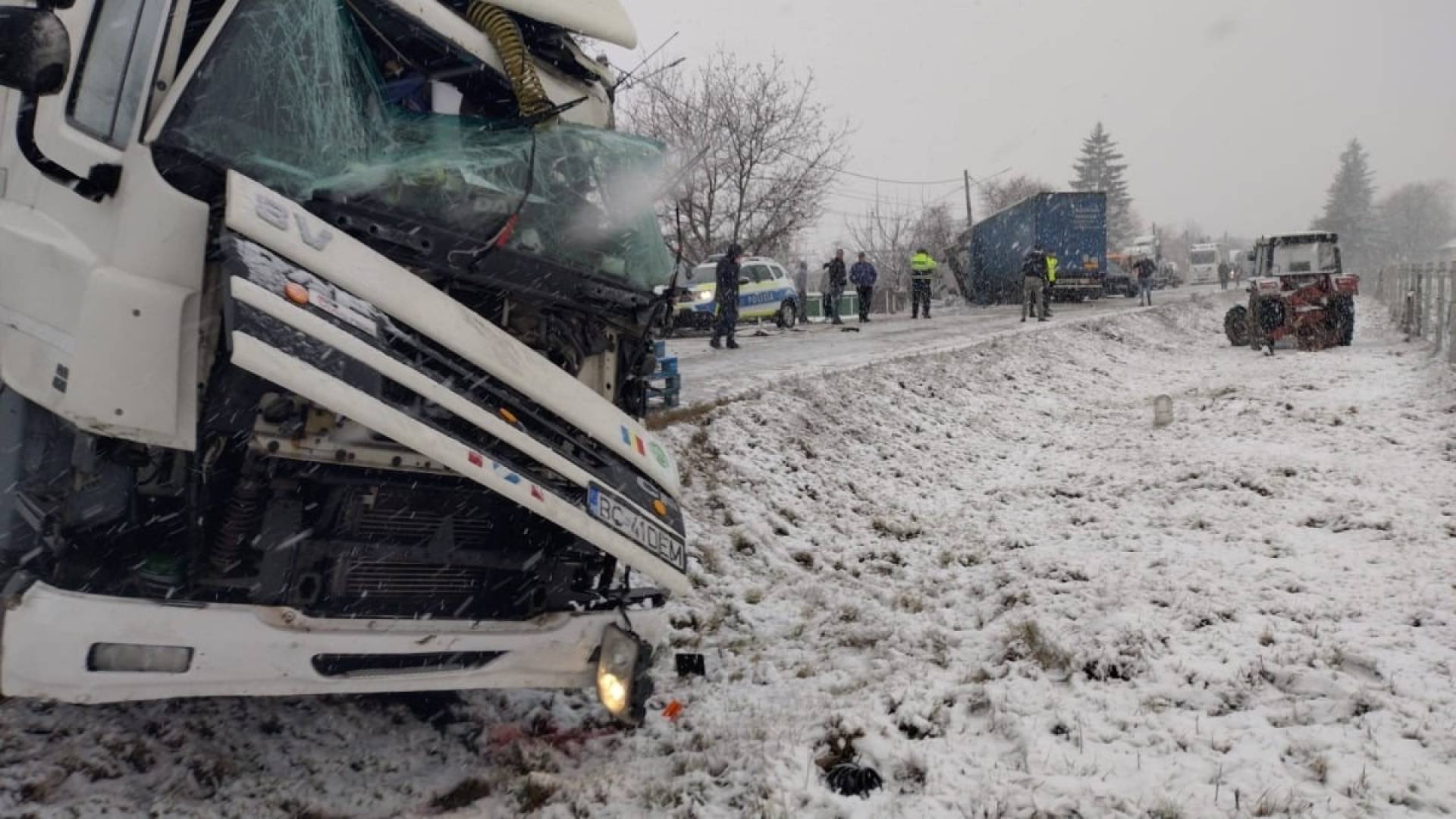 Șofer grav rănit după un accident cu două camioane și trei autoturisme