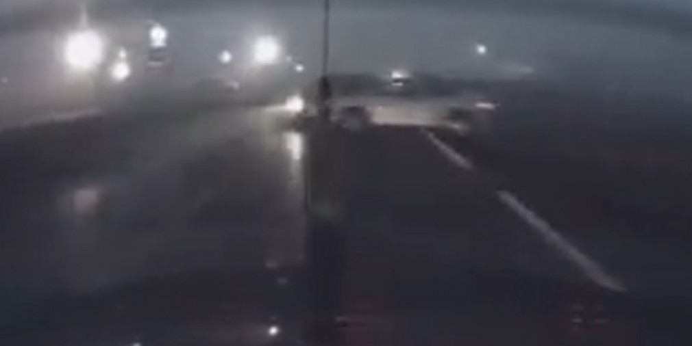 VIDEO. Momentul dramatic în care două autoturisme și un camion se ciocnesc