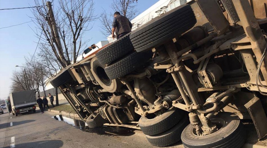 Camion, răsturnat la marginea drumului în Timișoara