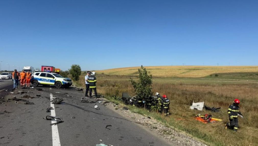 Un camion s-a răsturnat peste o mașină - un mort