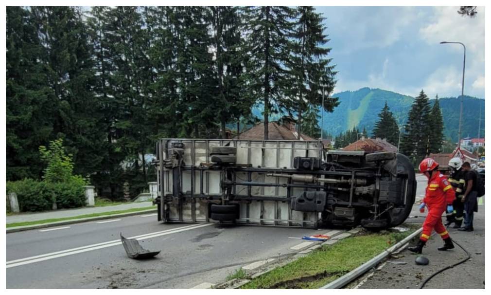 Un camion care transporta produse alimentare s-a răsturnat pe DN 1