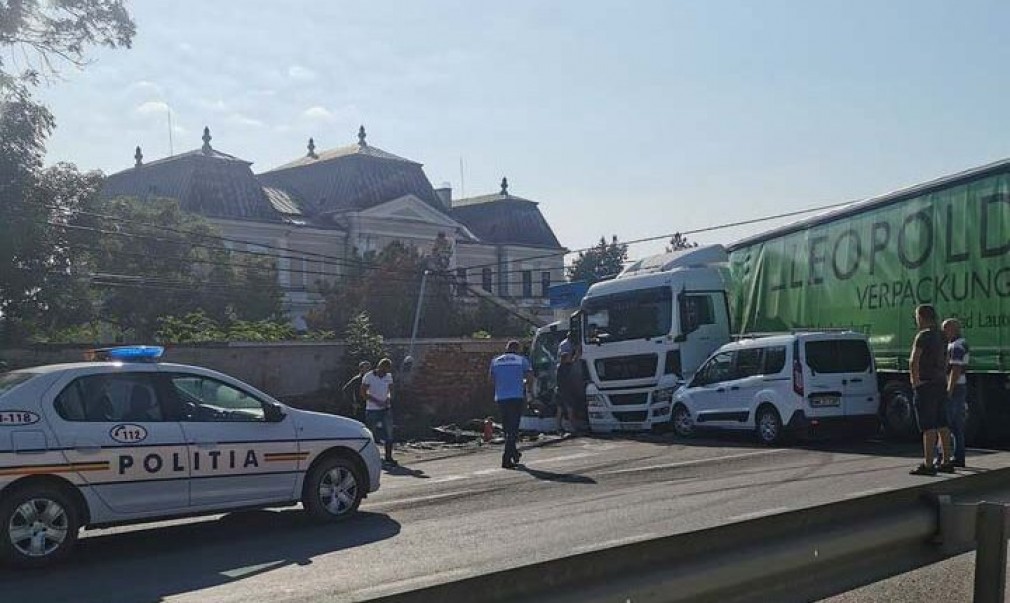 Impact puternic între două camioane lângă Cluj Napoca