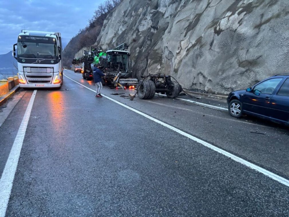 VIDEO Un șofer a murit după ce cauciucul unui camion a explodat