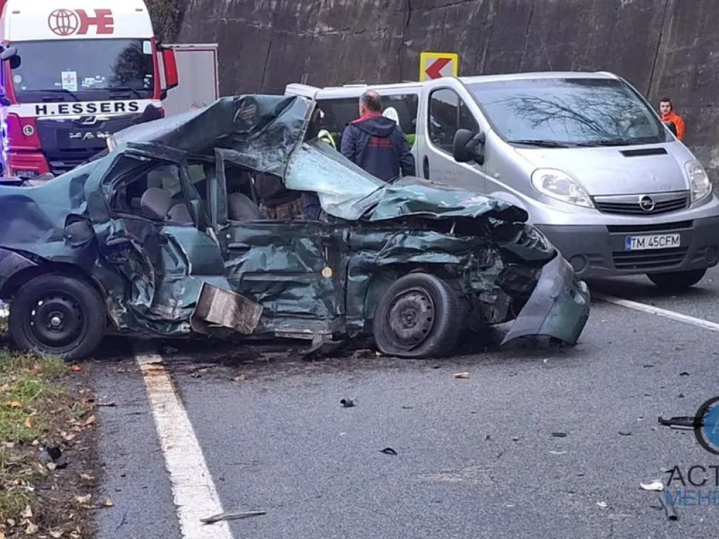 O femeie dintr-un Logan a murit după ce a fost lovită de camion