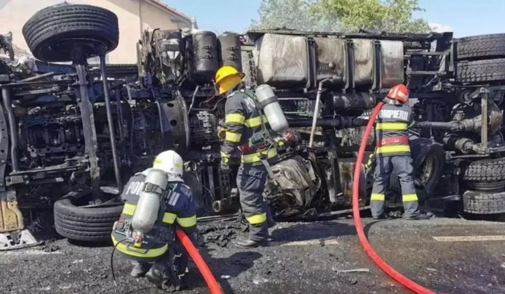 Un camion încărcat 6.000 de litri de hipoclorit s-a răsturnat. Populația, evacuată