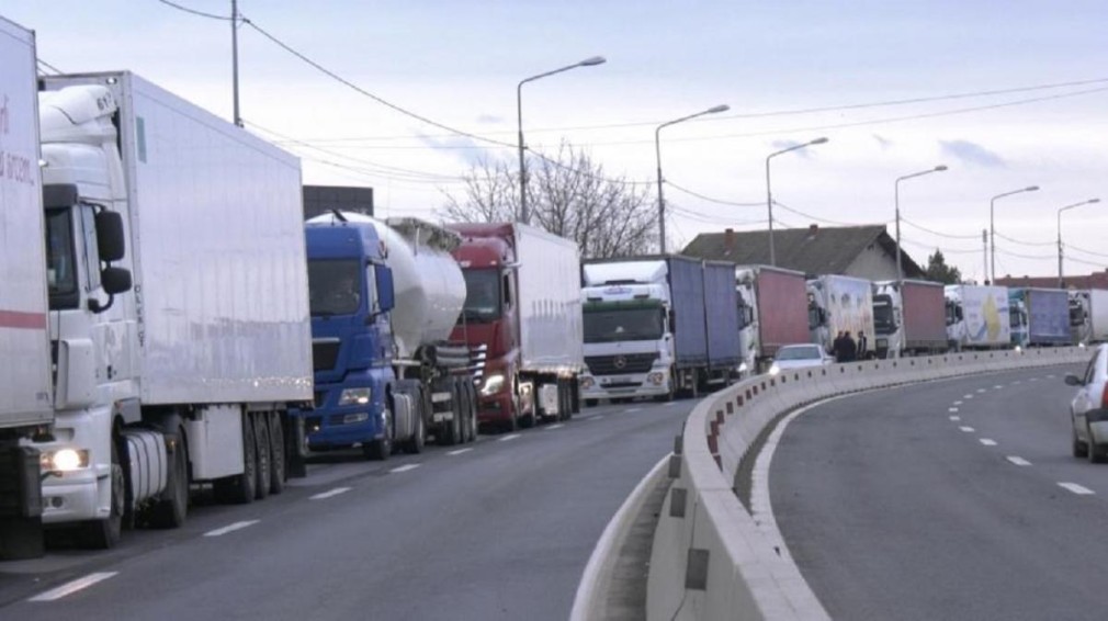 Coloana de camioane de la Siret are 23 de km