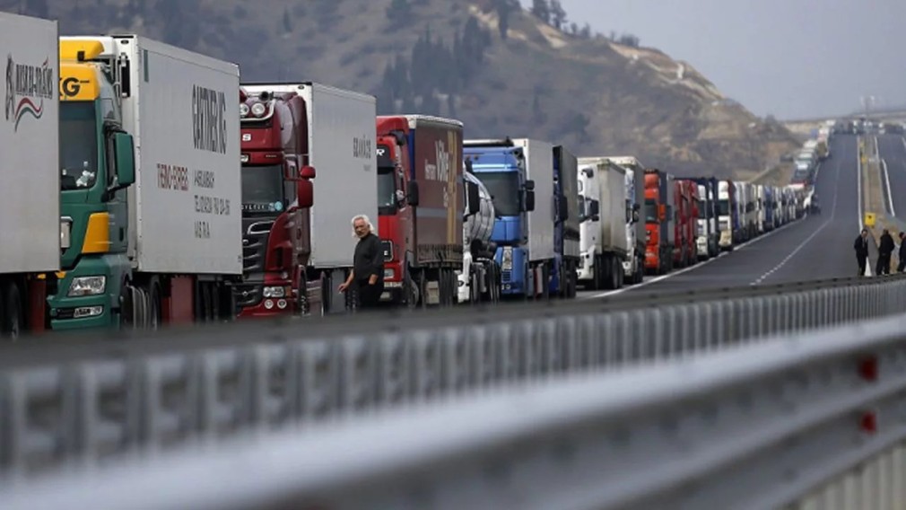 Coloane de camioane de cinci km înainte de frontieră, la Nădlac şi Vărşand