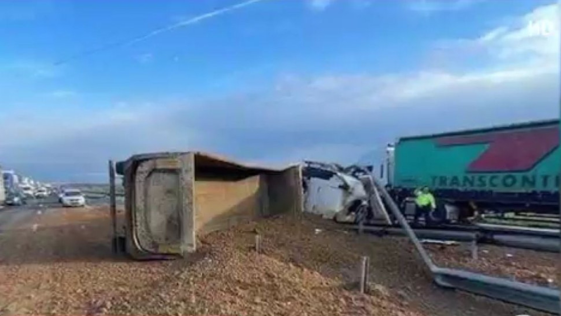 VIDEO Un camion s-a răsturnat pe Autostradă. Traficul a fost blocat
