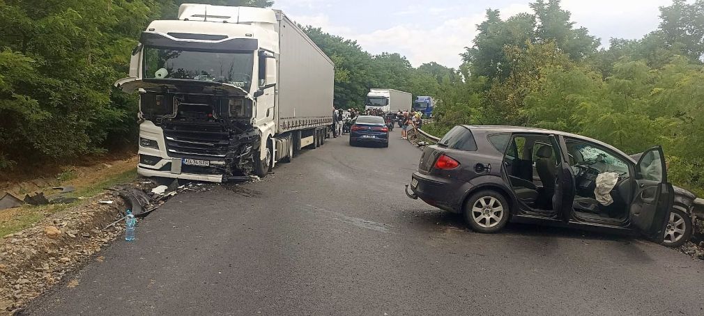 A pierdut controlul și a izbit un camion. A făcut praf totul