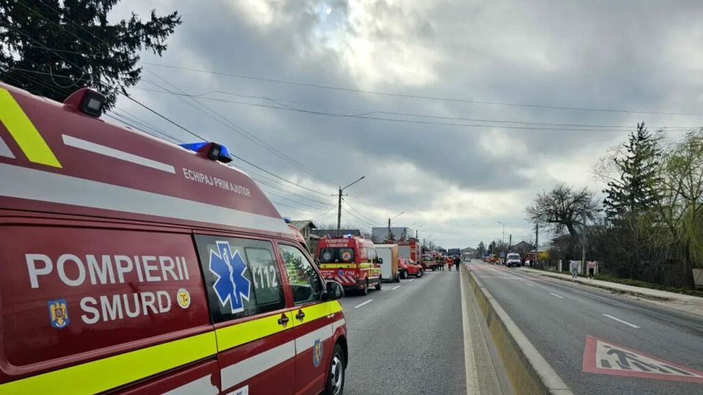 Impact între un microbuz cu elevi și un camion. 4 elevi, la spital