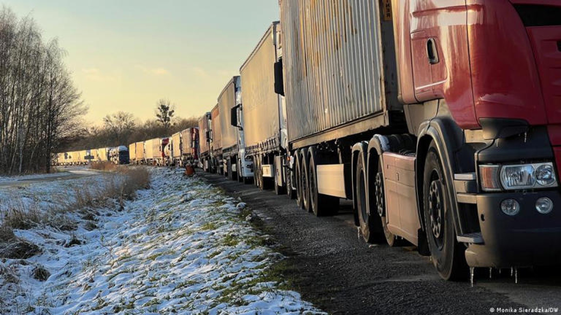 Șoferii polonezi se opun privilegiilor acordate ucrainenilor. Cozile de camioane sunt de 30 de km
