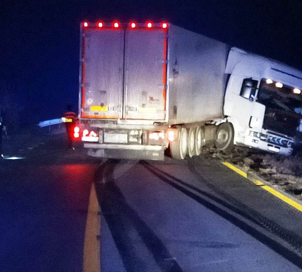 Un șofer profesionist din Caracal a contorsionat un camion. A ajuns la spital