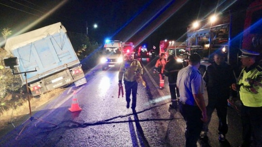 BREAKING NEWS. Accident grav în Ialomiţa după ce un un CAMION şi un microbuz s-au ciocnit - 10 persoane au murit