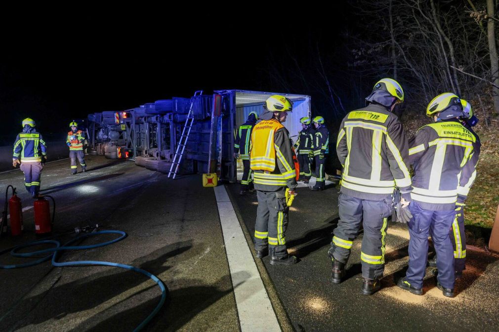 FOTO&amp;VIDEO Un camion cu șofer din România s-a răsturnat și a blocat o autostradă în Germania