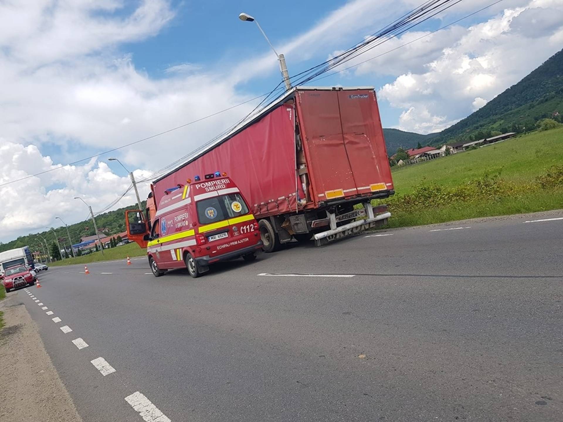 Accident cu un CAMION și un autobuz. Două persoane încarcerate