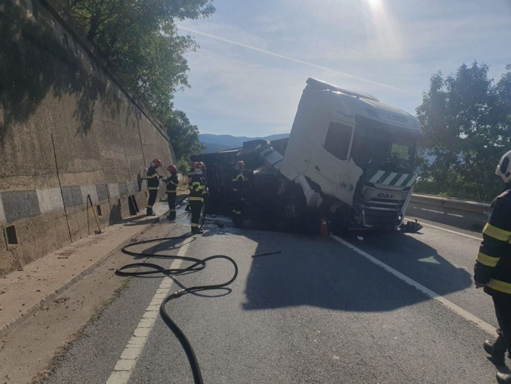Scurgeri de motorină în Dunăre după ce un camion a lovit un parapete
