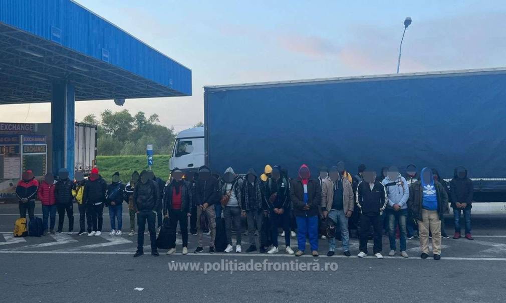 VIDEO. 44 de migranți în camionul unui șofer profesionist român