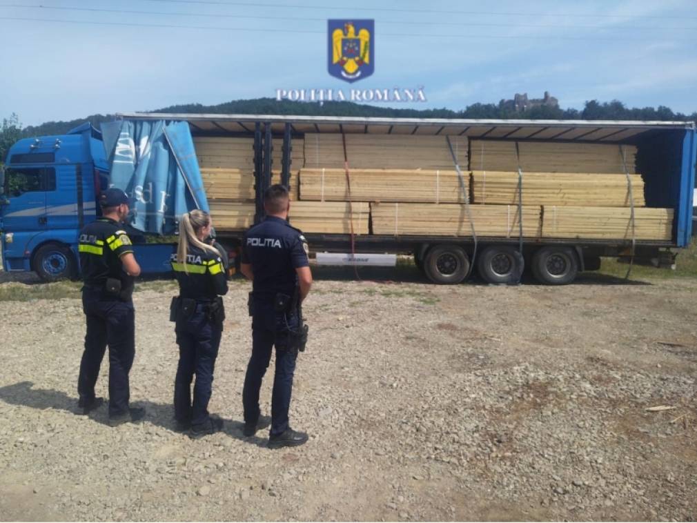 Camion cu cherestea confiscat de poliție