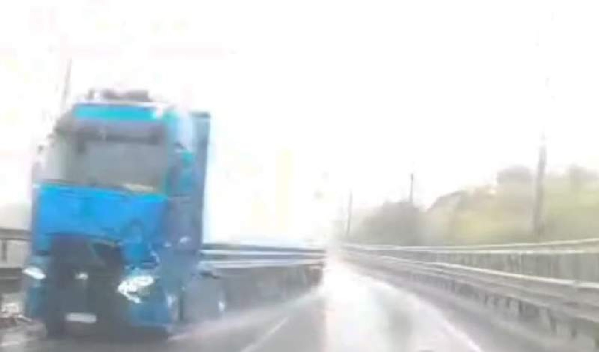 VIDEO Camion din Ucraina, aproape să spulbere un autoturism