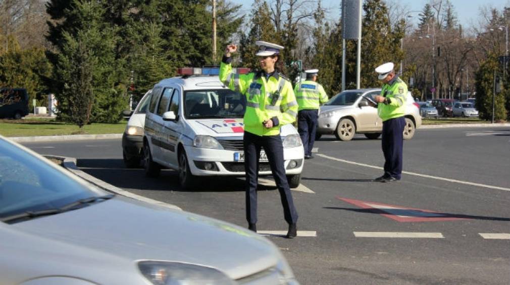 VIDEO Cum a fost spulberat un autoturism de către camion