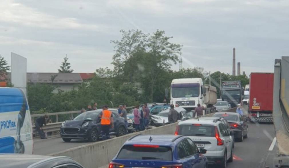 Accident de circulație cu 6 mașini și un camion