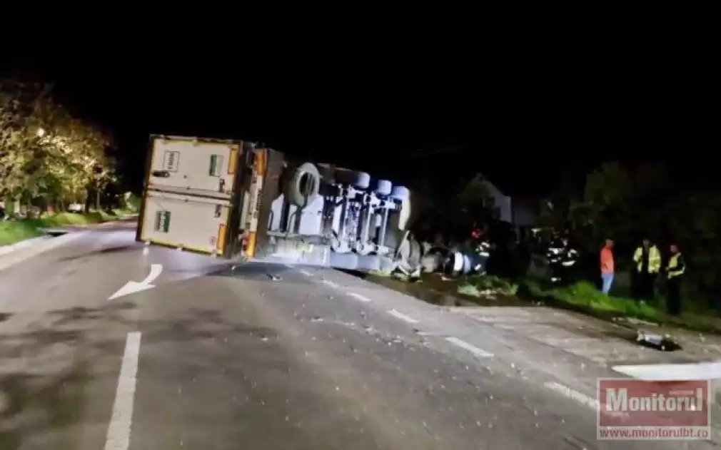 Un camion a părăsit drumul și s-a răsturnat în curtea unui om
