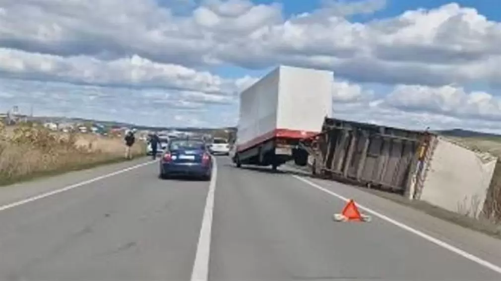 Vântul a suflat atât de tare încât a răsturnat remorca unui camion