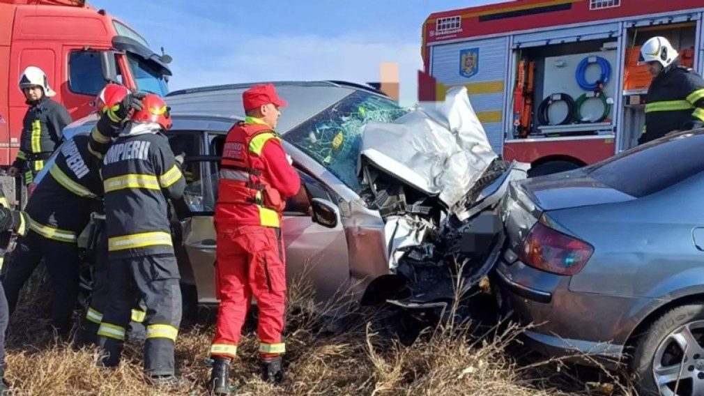 Argeș: două victime după un impact devastator între un camion și două autoturisme