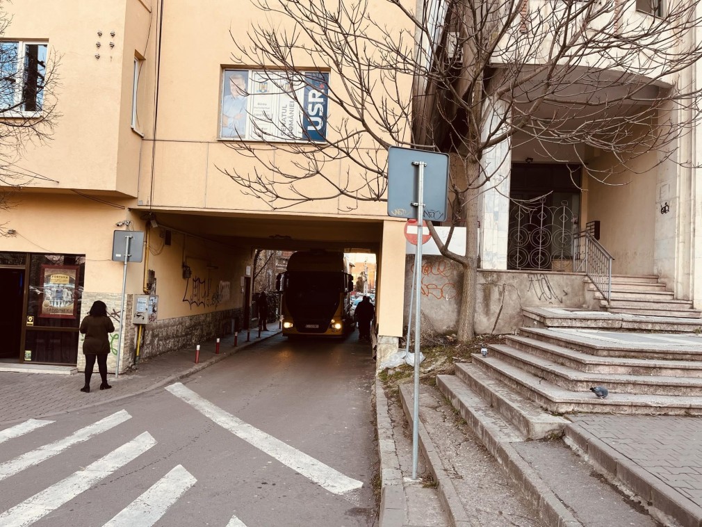 Cluj. Camion blocat într-un gang, sub sediul USR