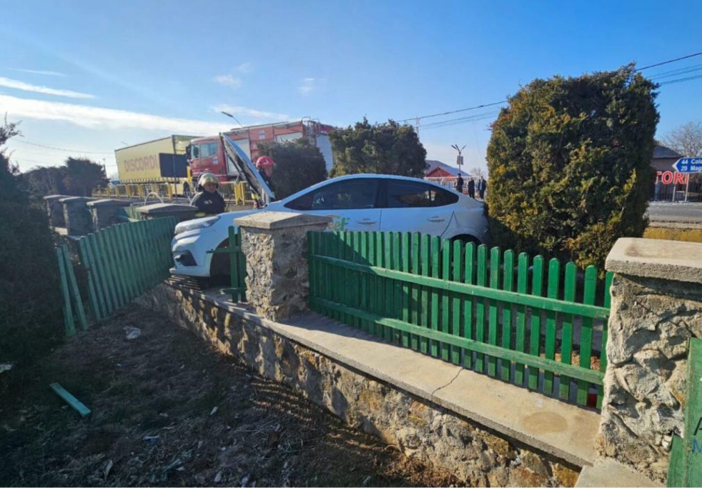 Un autoturism a fost aruncat în gard de camion. S-a deschis dosar penal