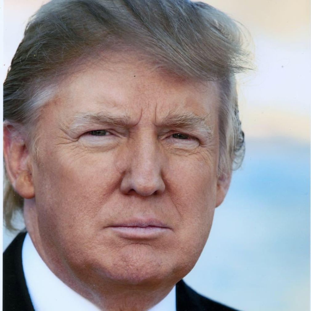 Trump, adus cu un camion pentru a urca în avionul spre Turcia