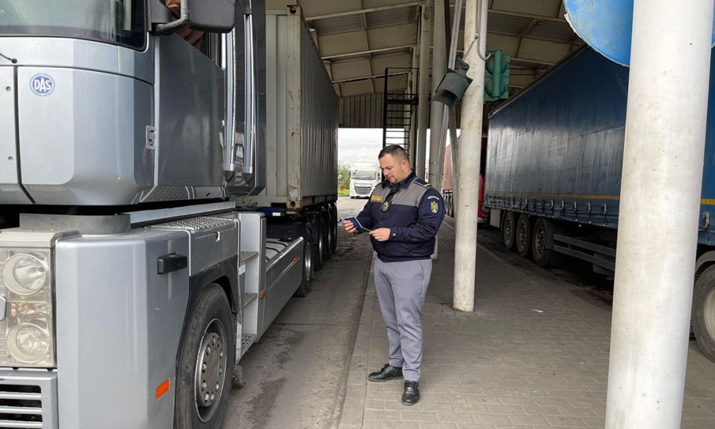 Șofer ucrainean de camion prins cu atestat fals